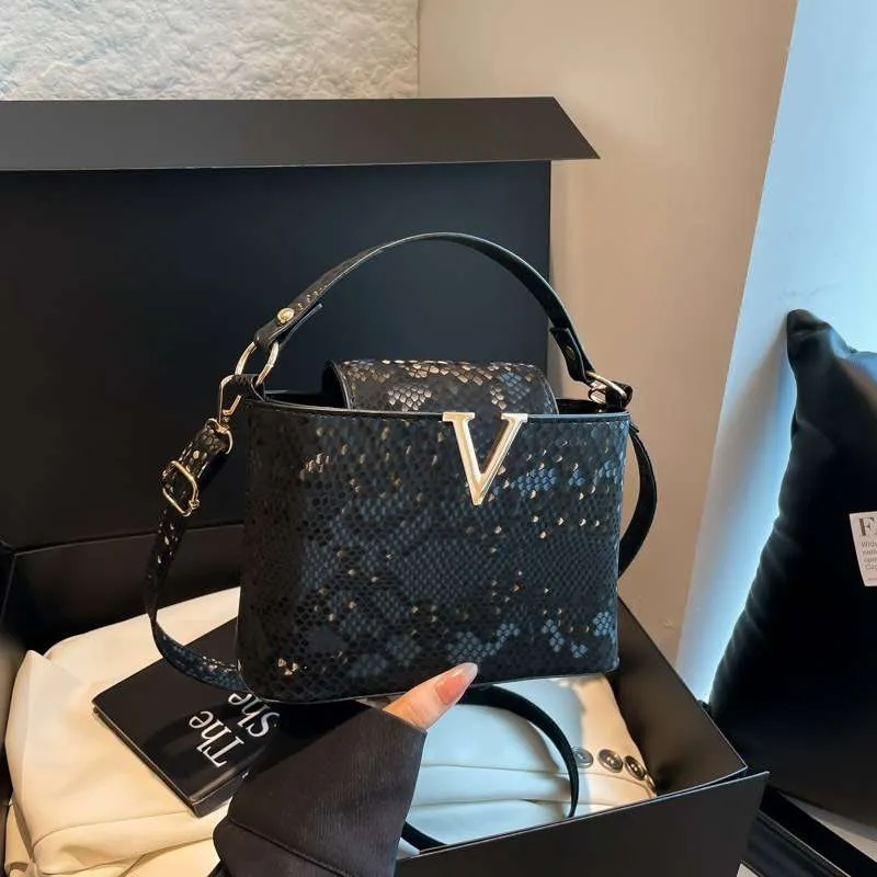 V bag - Image 4