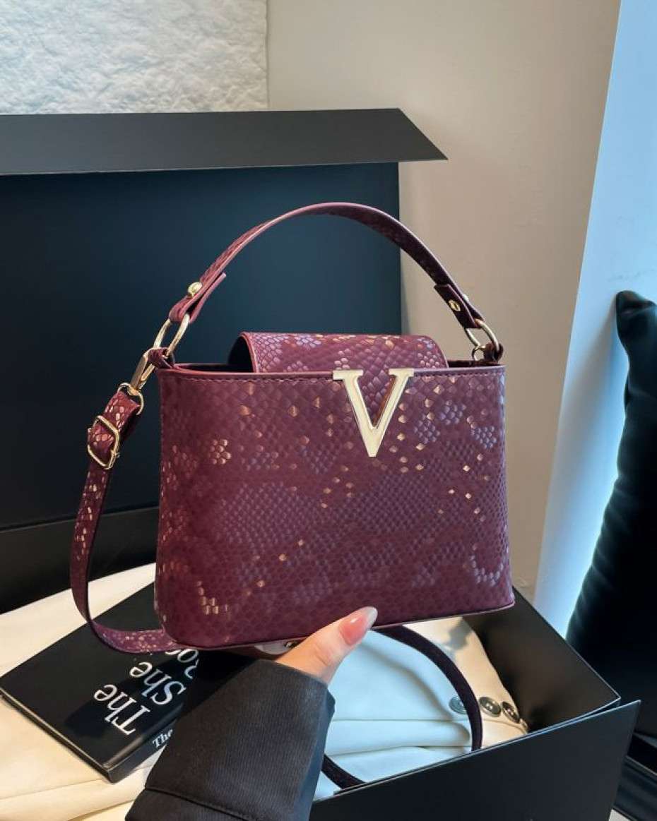 d4d1710ae63d84758ba4b3b0dbe182acd1c2a200.jpeg V bag - Image 1