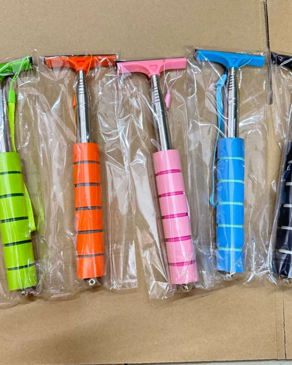 da571baf28e5b586ca72e0f157d45fc8f1c336ca.jpeg Retractable wiper multifunctional car rearview mirror retractable wiper artifact wiper car wash glass wiper - Image 1
