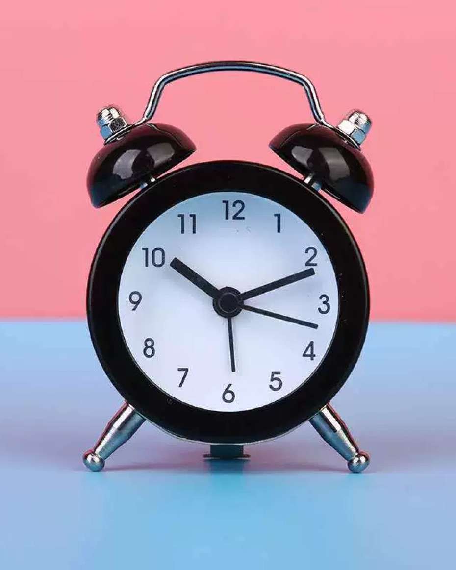 ef29f293bde83a707d99afb3fd861192fea6e0f7.jpeg Cute and stylish metal alarm clock, creative children's bedside mini clock. - Image 1